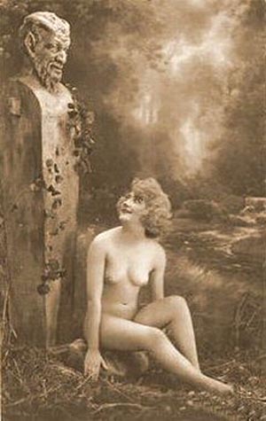1902 Femme assise posant nue au pied d'un buste années_20