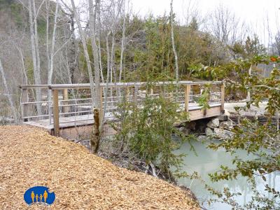 Passerelle sur le canal de déversement du marais des Bouligons.