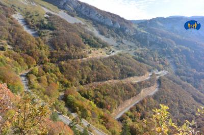 Rochers de Chironne - La route, arrivée au Col du Rousset
