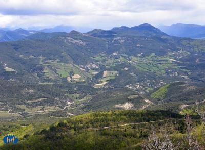 À droite, la vallée de Saint-Dizier dominée par la montagne de Tarsimoure.