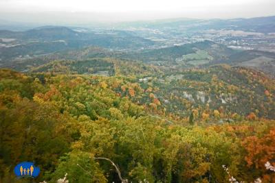 La ville de CREST s'étale dans la vallée en contre-bas.