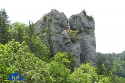 Les rochers vus d'en bas présentent de somptueuses falaises verticales.