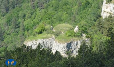Ce qui reste de cette ruine du château sur ce sommet de roche isolé.