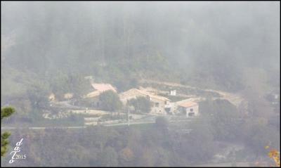 Image fugitive de quelques maisons qui fondent dans le brouillard.