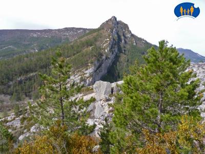 En face, montagne de Clamontard.