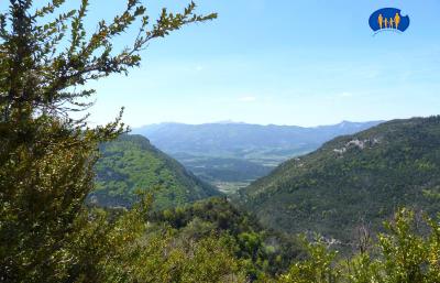 En prenant de l'altitude, la vue se dégage bientôt sur la plaine de la Drôme.