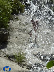 Photo à travers les gouttes d'eau de la cascade.