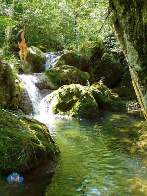 L'eau écume de rocher en rocher.