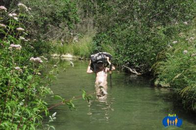 Traversée de l'eau avec sac à dos au-dessus des épaules 982a