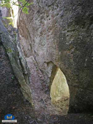 Petite arche dans la roche.