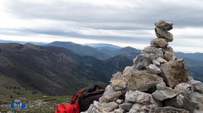 Un cairn, son sommet est-il stable ?