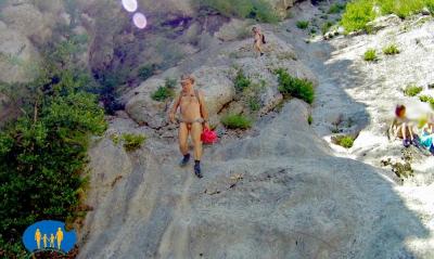 Descente sur la pente rocheuse.