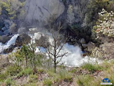 Eaux rugissantes dans les rochers.