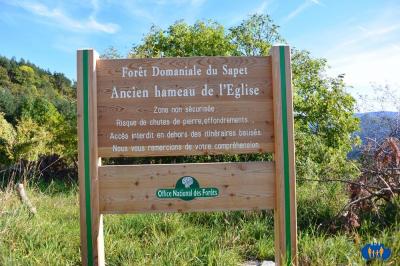 Hameau de l'Église - Là aussi un panneau signale les dangers.