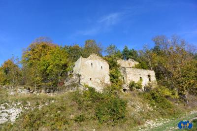 Hameau de l'Église - Ruine encore bien conservée au-dessus du chemin.