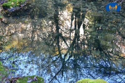 Le ciel se reflète dans l'eau.