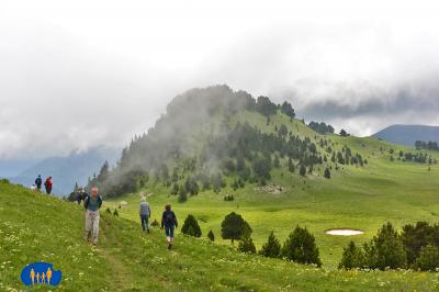 Nous croisons un groupe de promeneurs.