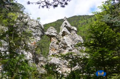 Ces rochers forment une fenêtre.