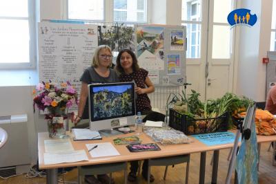 Les jardins nourriciers avec fleurs et panier de légumes.