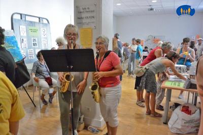 Deux saxophonistes ont mis une ambiance festive.