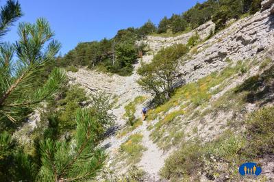La Toussière - Montée dans les rocailles.