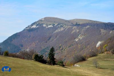 Rochers de Chironne - Col de Vassieux et au fond, le But Saint Genix .