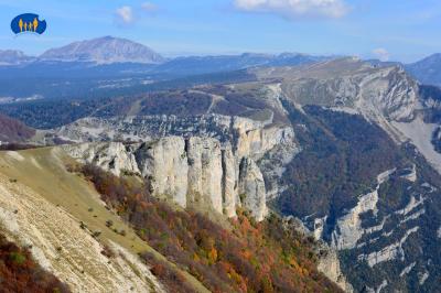 Rochers de Chironne - Au loin, le Grand Veymont.