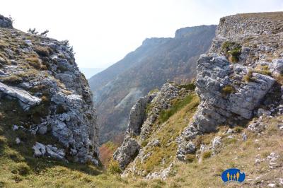 Rochers de Chironne - Échancrure dans la paroi rocheuse.