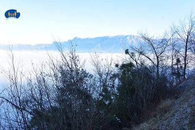 Le massif du Glandasse prend une couleur bleutée.