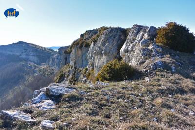 Montagne de Boutarinard - Les Rochers Chaufer surplombent le village de Jonchère.