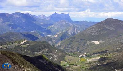 Village de Volvent en bas et les Trois Becs au loin. La montagne de Couspeau sur la gauche.