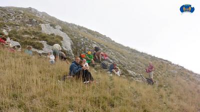 Près du sommet, à l'abri du vent.
