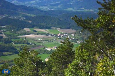 Plus loin, la village de Menglon.