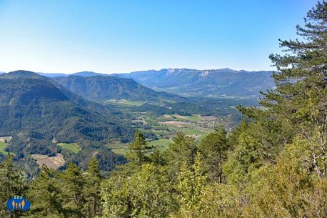 Les montagnes au loin.