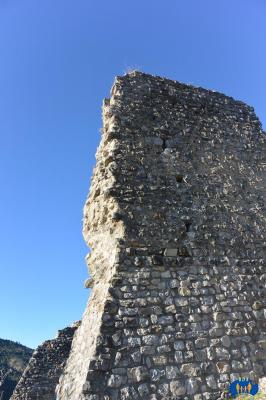 Au pied de la muraille.