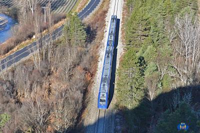 Le voilà tout proche, prêt à entrer sous le tunnel.