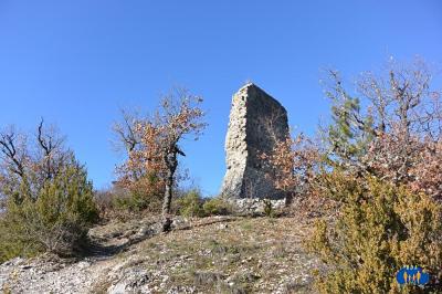 Première vue sur la Tour depuis le sentier qui y monte.