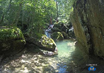 Le fil de l'eau saute de pierres en pierres.
