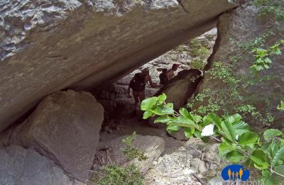 Un passage sous les rochers.