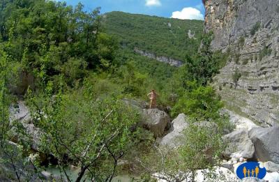Rivière au pied de la falaise.
