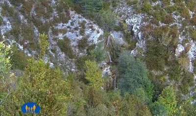 3 minuscules cascades se superposent dans le fond du ravin.