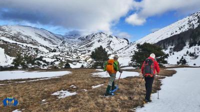 Par endroits, la neige cède la place à la prairie desséchée.