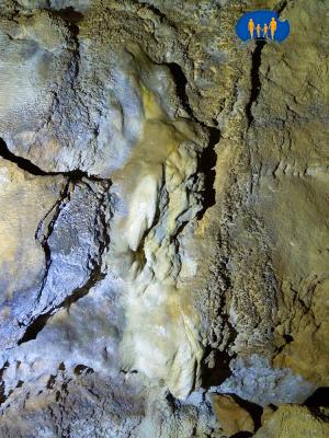 Grotte des Ruelles - Les couleurs émergent sous l'éclairage de nos torches