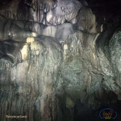Concrétions dans la grotte du Fournet