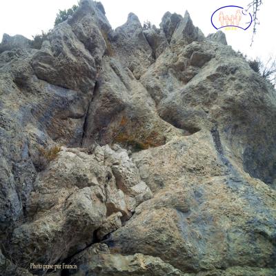 Rochers en-dessus de l'entrée de la grotte du Fournet.