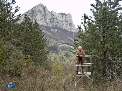 Un affût de chasseur sur un chemin en contre-bas presque abandonné.