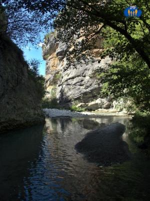 Jmf - Un passage très encaissé entre les falaises.