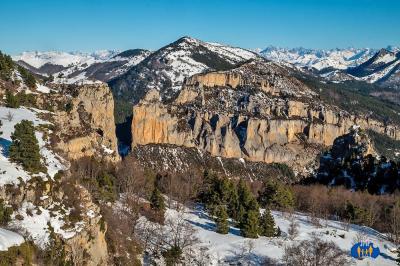 Le Rocher de Combeau devant le Mont Baral et la Chaine du Dévoluy qui ferme l'horizon.