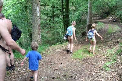 Les enfants participent à la randonue.