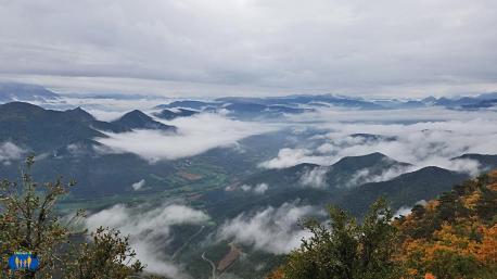 La brume se lève, laissant apparaitre les sommets lointains.